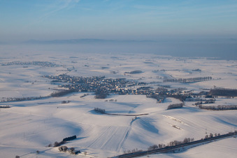 Schrägluftbild von Im Winter bei Schnee in Neewiller-près-Lauterbourg im Bundesland Bas-Rhin, Frankreich