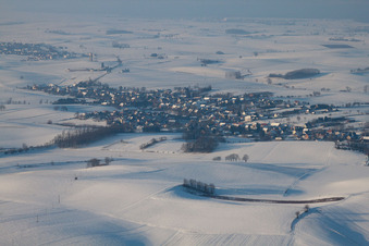 Im Winter bei Schnee in Neewiller-près-Lauterbourg im Bundesland Bas-Rhin, Frankreich von oben