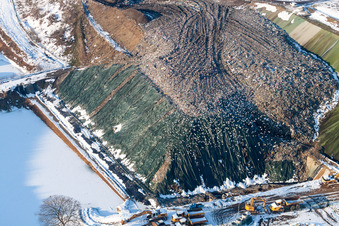 Winterlich schneebedeckte Gelände der aufgeschütteten Mülldeponie in Schaffhouse-pres-Seltz in Grand Est in Schaffhouse-près-Seltz im Bundesland Bas-Rhin, Frankreich