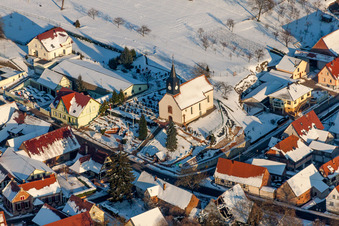 Luftbild von Winterlich schneebedeckte Kirchengebäude der Église protestante de Wintzenbach in Wintzenbach in Grand Est im Bundesland Bas-Rhin, Frankreich