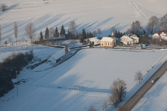 Fußballclub mit eigener Kapelle im Winter bei Schnee in Neewiller-près-Lauterbourg im Bundesland Bas-Rhin, Frankreich