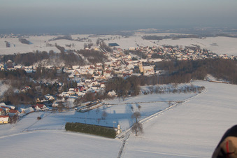 Im Winter bei Schnee in Neewiller-près-Lauterbourg im Bundesland Bas-Rhin, Frankreich von oben gesehen