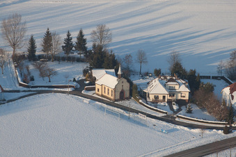 Im Winter bei Schnee in Neewiller-près-Lauterbourg im Bundesland Bas-Rhin, Frankreich aus der Vogelperspektive