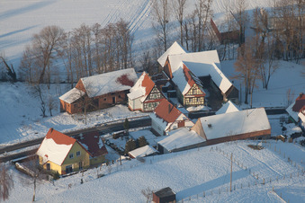 Im Winter bei Schnee in Neewiller-près-Lauterbourg im Bundesland Bas-Rhin, Frankreich aus der Luft betrachtet