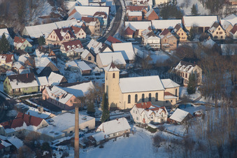 Drohnenaufname von Im Winter bei Schnee in Neewiller-près-Lauterbourg im Bundesland Bas-Rhin, Frankreich