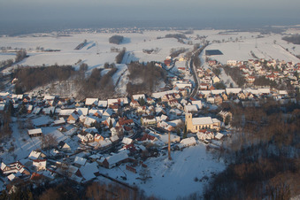 Drohnenbild von Im Winter bei Schnee in Neewiller-près-Lauterbourg im Bundesland Bas-Rhin, Frankreich
