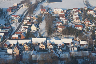 Im Winter bei Schnee in Neewiller-près-Lauterbourg im Bundesland Bas-Rhin, Frankreich von der Drohne aus gesehen
