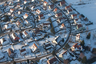 Schrägluftbild von Im Winter bei Schnee in Neewiller-près-Lauterbourg im Bundesland Bas-Rhin, Frankreich