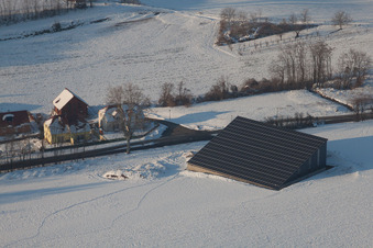 Im Winter bei Schnee in Neewiller-près-Lauterbourg im Bundesland Bas-Rhin, Frankreich von oben