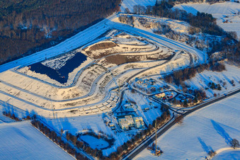 Kreismülldeponie bei Schnee im Winter in Berg im Bundesland Rheinland-Pfalz, Deutschland von oben