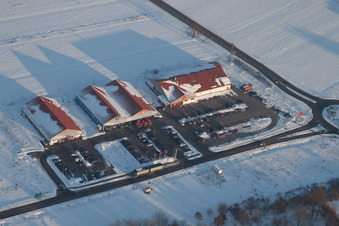 Neulauterburg, Einkaufszentrum an der Grenze im Winter in Berg im Bundesland Rheinland-Pfalz, Deutschland