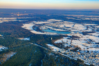 Dorfansicht bei Schnee im Winter aus Südwesten in Neuburg am Rhein im Bundesland Rheinland-Pfalz, Deutschland
