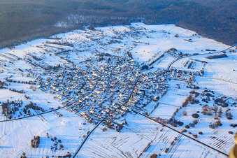 Dorfansicht in Waldlichtung bei Schnee im Winter aus Südosten im Ortsteil Büchelberg in Wörth am Rhein im Bundesland Rheinland-Pfalz, Deutschland