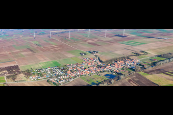 Panorama der Dorfansicht von Süden in Herxheimweyher im Bundesland Rheinland-Pfalz, Deutschland