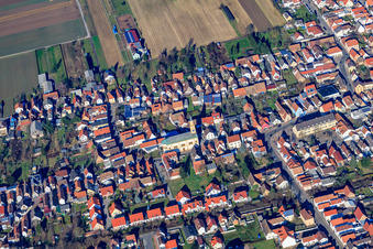 Schrägluftbild von St. Martinus in Lingenfeld im Bundesland Rheinland-Pfalz, Deutschland