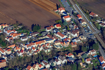 Altspeyerer Straße und Bahnhof in Lingenfeld im Bundesland Rheinland-Pfalz, Deutschland