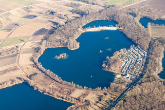 Wohnwagen und Zelte- Campingplatz - und Zeltplatz am Baggersee in Lingenfeld im Bundesland Rheinland-Pfalz, Deutschland