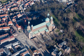 Luftbild von Kirchengebäude des Domes in der Altstadt in Speyer im Bundesland Rheinland-Pfalz, Deutschland