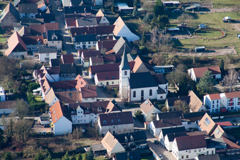 Kirchengebäude im Dorfkern in Hanhofen im Bundesland Rheinland-Pfalz, Deutschland