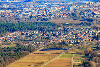 Dorfansicht von Westen in Dudenhofen im Bundesland Rheinland-Pfalz, Deutschland