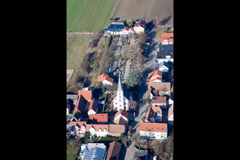 Grabreihen auf dem Gelände des Friedhofes in Hanhofen im Bundesland Rheinland-Pfalz, Deutschland