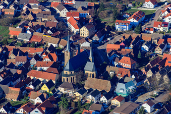Schrägluftbild von St. Peter und Paul im Ortsteil Geinsheim in Neustadt an der Weinstraße im Bundesland Rheinland-Pfalz, Deutschland