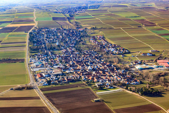 Ortsansicht von Osten im Ortsteil Niederhochstadt in Hochstadt im Bundesland Rheinland-Pfalz, Deutschland