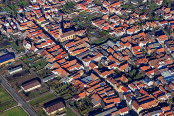 Hauptstraße mit Protestantische Kirche Zeiskam im Bundesland Rheinland-Pfalz, Deutschland