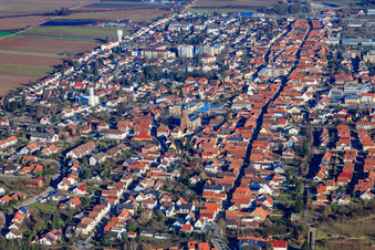 Luftbild von Hauptstraße aus Westen in Kandel im Bundesland Rheinland-Pfalz, Deutschland
