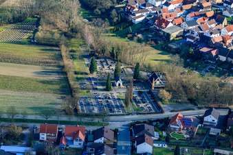 Luftbild von Friedhof in Kuhardt im Bundesland Rheinland-Pfalz, Deutschland