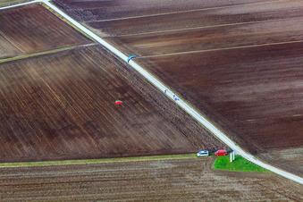 Kitesurfer am Kapellchen in Herxheim bei Landau im Bundesland Rheinland-Pfalz, Deutschland