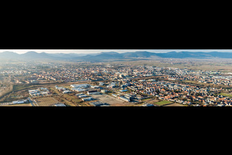 Panorama von Stadtgebiet mit Außenbezirken und Innenstadtbereich in Landau in der Pfalz im Ortsteil Queichheim im Bundesland Rheinland-Pfalz, Deutschland