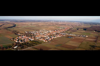 Panorama Perspektive Dorf - Ansicht am Rande von landwirtschaftlichen Feldern und Nutzflächen in Freckenfeld im Bundesland Rheinland-Pfalz, Deutschland