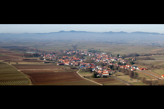 Panorama vom Ortsbereich und der Umgebung in Dierbach im Bundesland Rheinland-Pfalz, Deutschland