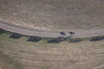 Hippodrome de la Hardt im Ortsteil Altenstadt in Wissembourg im Bundesland Bas-Rhin, Frankreich aus der Luft