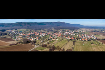 Panorama Perspektive Dorf - Ansicht am Rande von landwirtschaftlichen Feldern und Nutzflächen in Lampertsloch in Grand Est im Bundesland Bas-Rhin, Frankreich