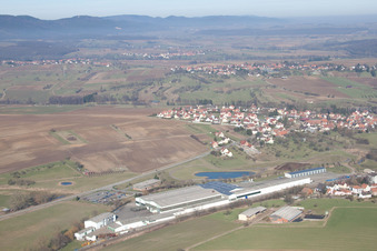 Schrägluftbild von Soultz-sous-Forêts (Elsaß) im Bundesland Bas-Rhin, Frankreich