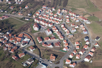 Drohnenbild von Soultz-sous-Forêts (Elsaß) im Bundesland Bas-Rhin, Frankreich