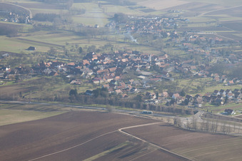 Drohnenbild von Schœnenbourg im Bundesland Bas-Rhin, Frankreich