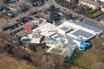 Luftbild von Kurven und Kreis- Bahnen der Wasser- Rutsche am Schwimmbecken des Hallen- und Freibades La Ola im Ortsteil Queichheim in Landau in der Pfalz im Bundesland Rheinland-Pfalz, Deutschland