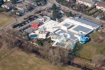 Luftaufnahme von Kurven und Kreis- Bahnen der Wasser- Rutsche am Schwimmbecken des Hallen- und Freibades La Ola im Ortsteil Queichheim in Landau in der Pfalz im Bundesland Rheinland-Pfalz, Deutschland