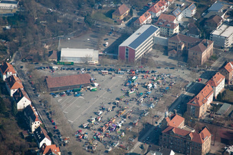 Luftbild von Marktplatz, Aufbau des Faschingsumzugs in Landau in der Pfalz im Bundesland Rheinland-Pfalz, Deutschland