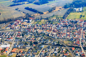 Bahnkurve durch die Ortschaft im Ortsteil Sondernheim in Germersheim im Bundesland Rheinland-Pfalz, Deutschland