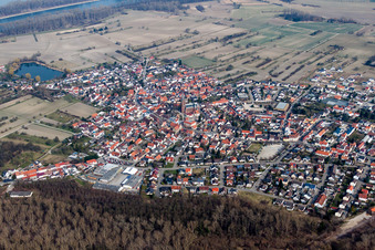 Ortschaft an den Fluss- Uferbereichen des Rhein im Ortsteil Rheinsheim in Philippsburg im Bundesland Baden-Württemberg, Deutschland