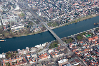 Ernst-Walz-Brücke über den Neckar nach Neuenheim im Ortsteil Bergheim in Heidelberg im Bundesland Baden-Württemberg, Deutschland