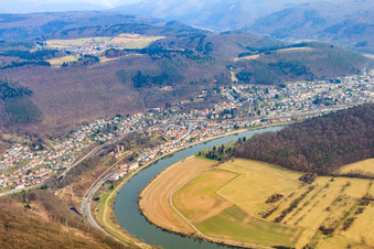 Ortsansicht am Neckarufer aus Westen in Neckarsteinach im Bundesland Hessen, Deutschland