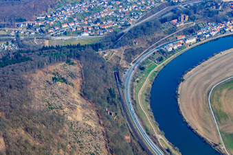 Burgruine Schwalbennest Am Steilhang des Neckarufers in Neckarsteinach im Bundesland Hessen, Deutschland