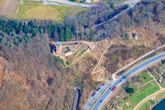 Ruine Hinterburg über dem Bahntunnel in Neckarsteinach im Bundesland Hessen, Deutschland