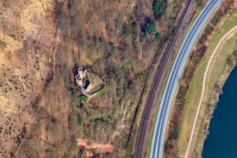 Luftaufnahme von Burgruine Schwalbennest Am Steilhang des Neckarufers in Neckarsteinach im Bundesland Hessen, Deutschland