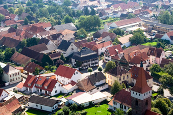 Gemeindeplatz in Minfeld im Bundesland Rheinland-Pfalz, Deutschland